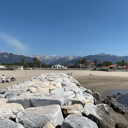 Isa- Il Pontile In Marina Di Massa, With Private Outdoor Area, Just 400 Meters From The