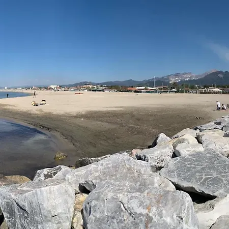 Aparthotel Isa- Il Pontile In Marina Di Massa, With Private Outdoor Area, Just 400 Meters From The Marina di Massa